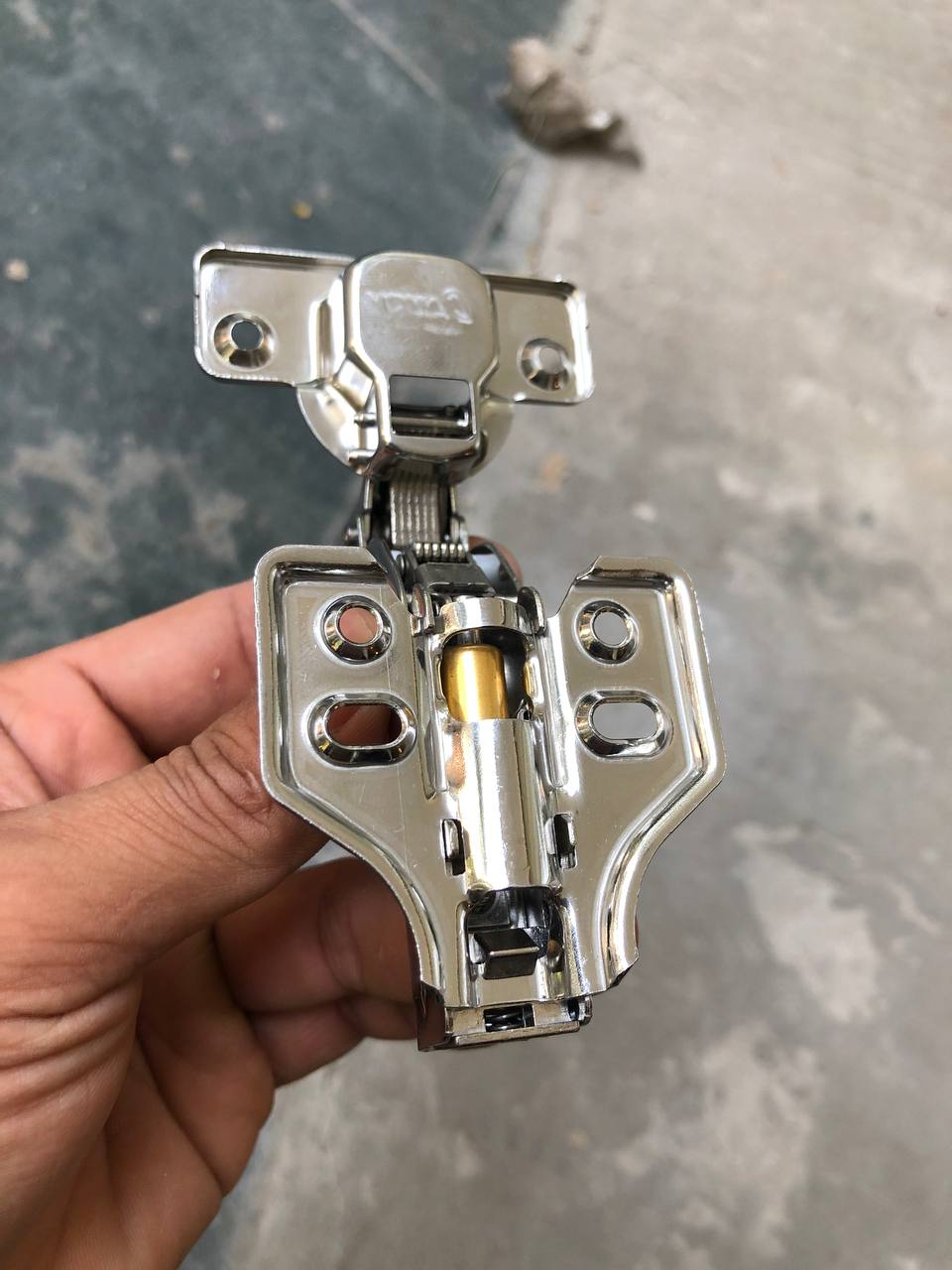Cận cảnh bản lề CAMRY trên tay